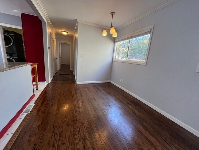 Building Photo - Three Bedroom House Available in Albany!!!