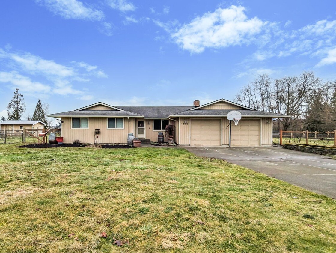 Primary Photo - Spacious 3 bedroom 2.5 bathroom ranch styl...