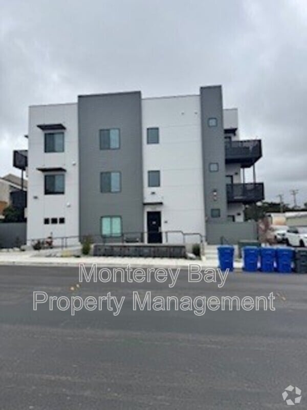 Building Photo - 3108 Seacrest Ave