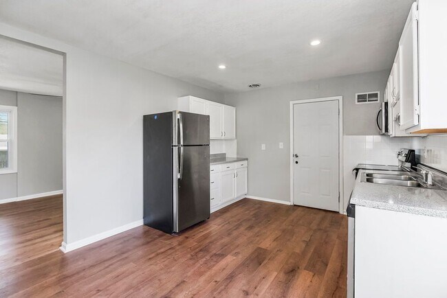 Building Photo - Charming 4-Bedroom Home with Hardwood Floo...