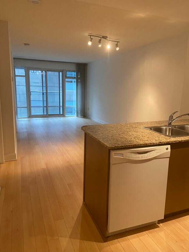Photo du bâtiment - 2221 Yonge St
