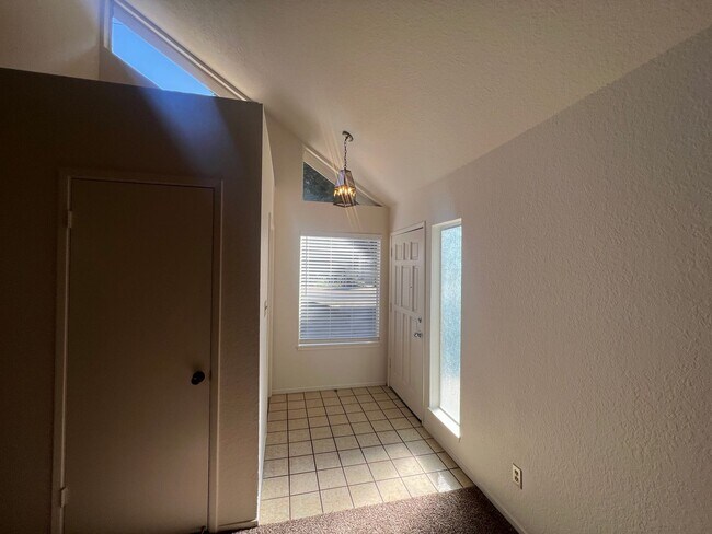 Foto del edificio - Floyd Ave - Duplex