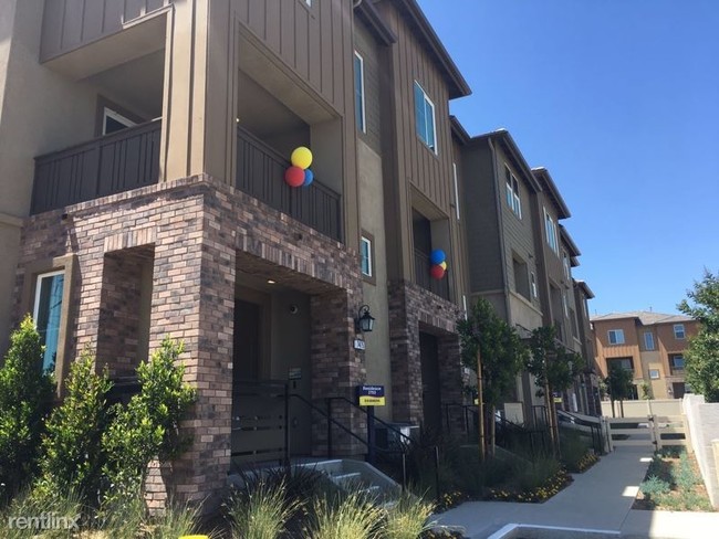 Building Photo - 2 br, 2.5 bath Townhome - 7416 Solstice Place