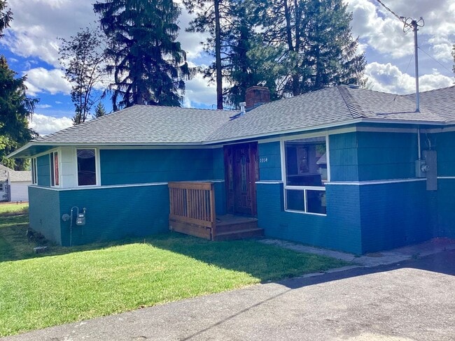 Building Photo - Renovated 4 bed 2 bath with large yard and...