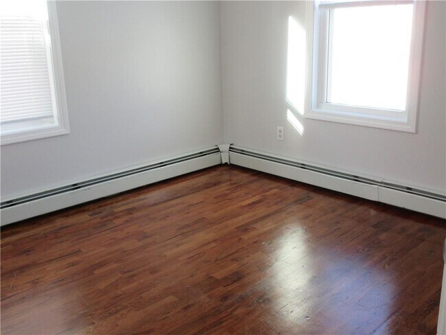 Foto del edificio - 379 E School St