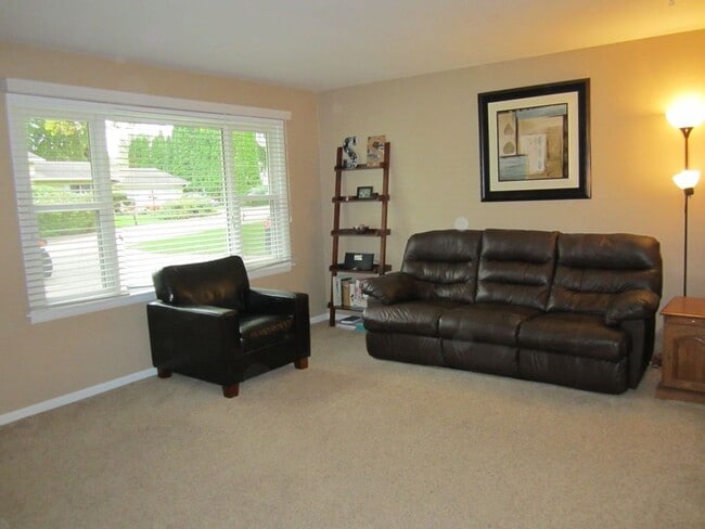 Living room - 1928 North Oak St