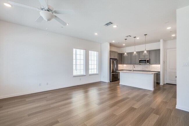 Foto del edificio - Brand New 3 bd / 2.5 ba Townhouse in Mansf...