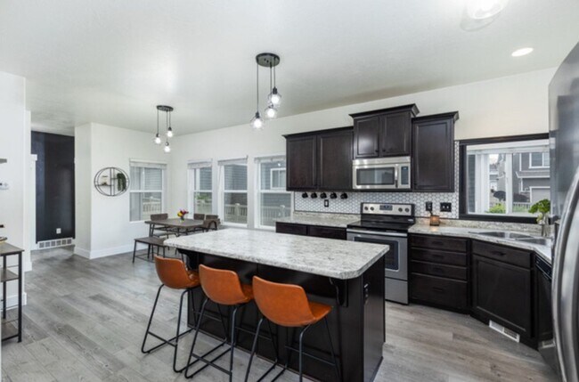 Foto del edificio - Modern 3-Bed Home with Finished Basement