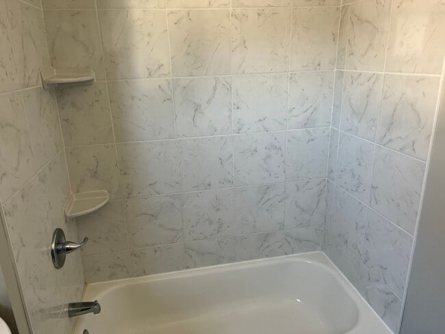 Building Photo - Large 2 Bed/1 Bath Single Family Home - $1...