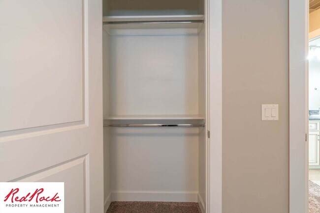 Foto del edificio - Spacious 4 Bedroom, 2.5 Bathroom Centrally...