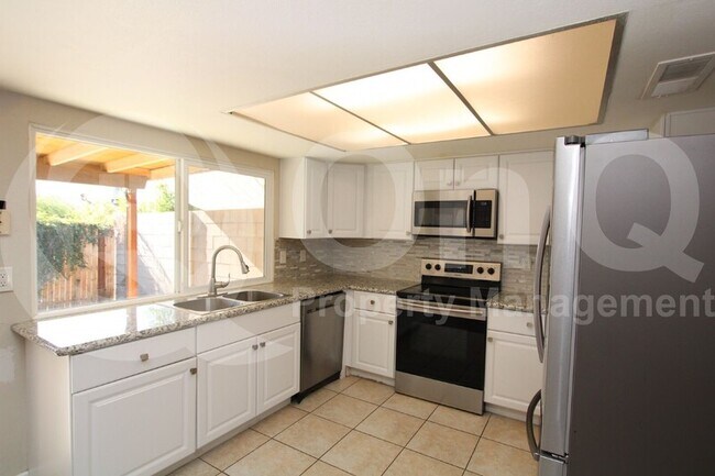 Foto del edificio - 5221 W Carol Ave