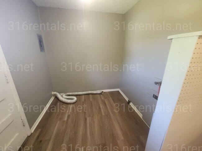Foto del edificio - $1045 - 3 bedroom / 1 bathroom - Single Fa...