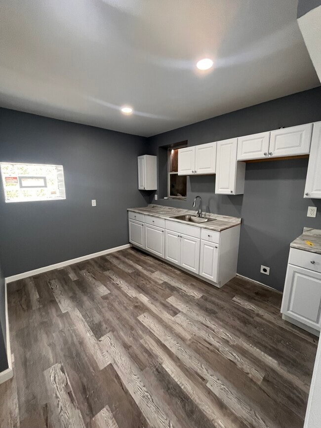 Building Photo - 5564 Hebert St