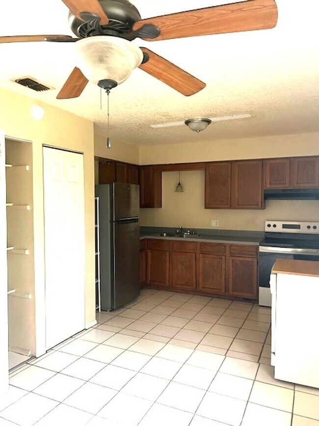 Building Photo - 820 Oak Manor Dr