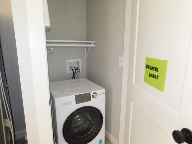 Building Photo - Newly Renovated 2 bed 1 bath cottage