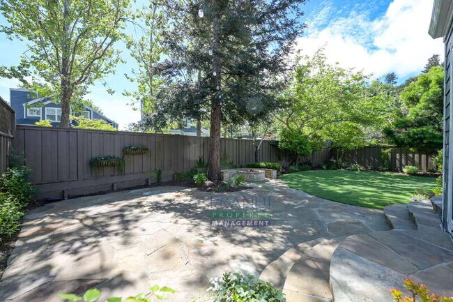 Building Photo - 18 Crystal Creek Ct