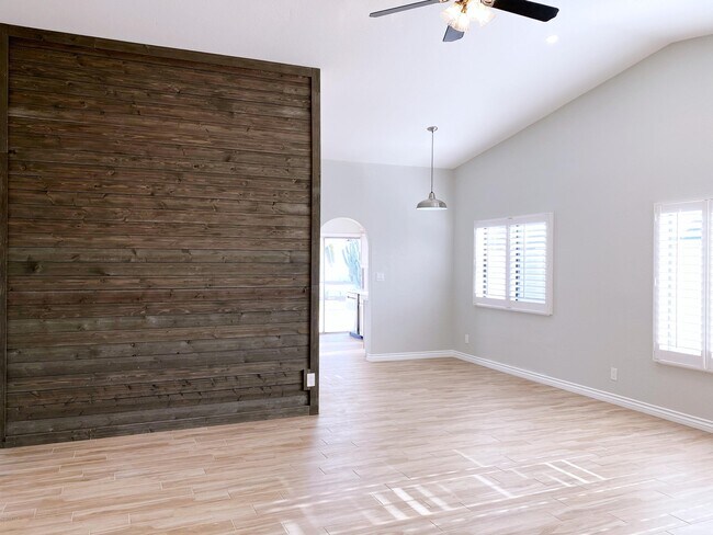 Building Photo - 6884 E Kings Ave