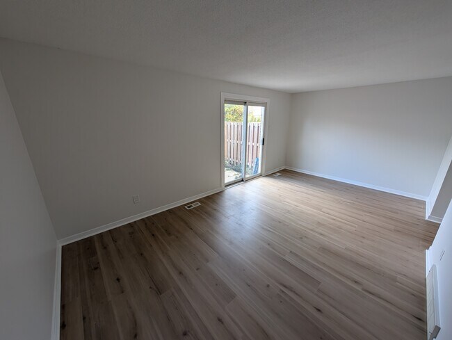 Building Photo - 1466 Heatherington Rd