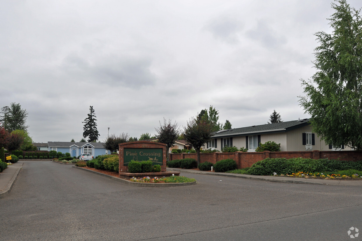 Pine Crossing Mobile Home Park Apartments in Canby, OR