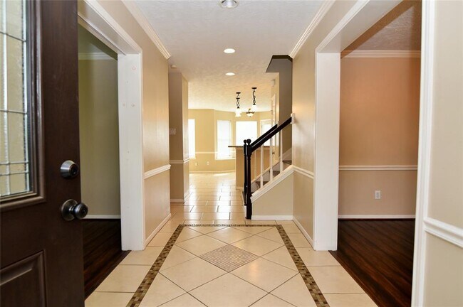 Building Photo - 8154 Brentford Dr