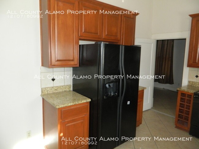 Building Photo - Downstairs unit inside historic quadplex