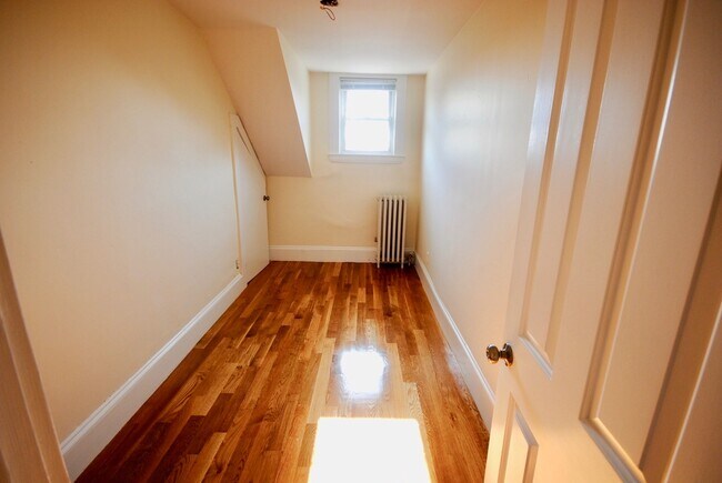 Building Photo - 52 Dickens St