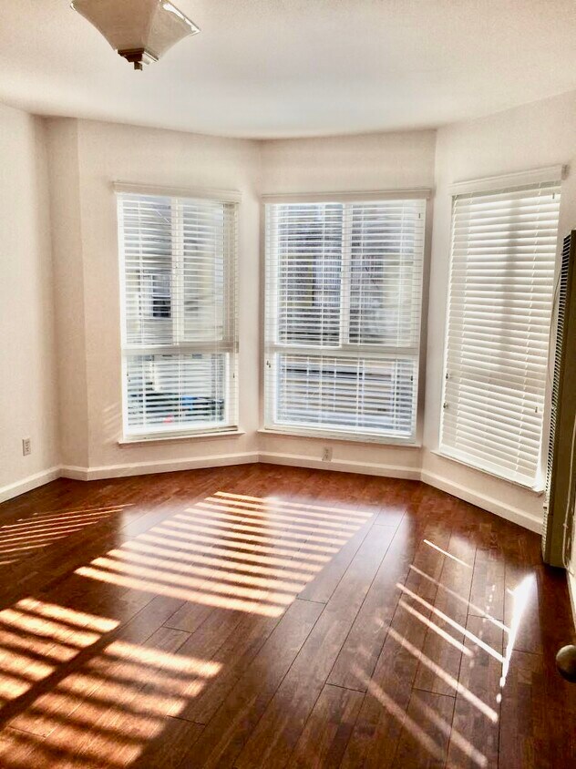 Bright and spacious bedroom with bay windows - 732 Spruce St