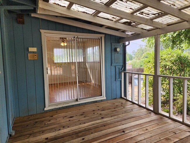 Foto del edificio - 1412 Mistletoe Ln