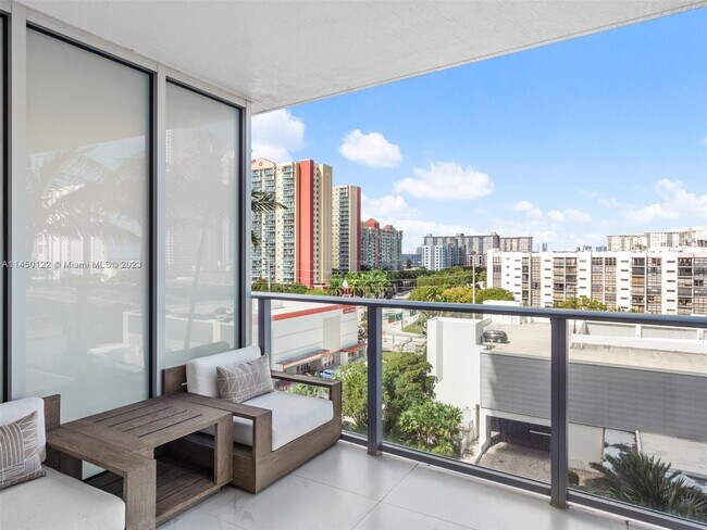 Foto del edificio - 300 Sunny Isles Blvd