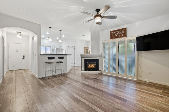 Building Photo - Upgraded 1 Bedroom Condo in Gated Communit...