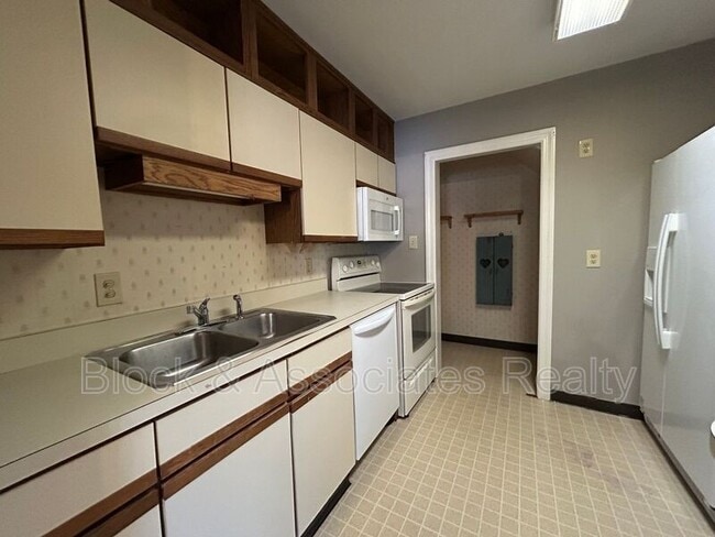 Building Photo - 640 Rugby Row