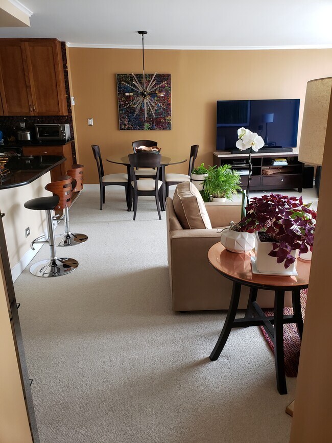 Living / Dining Room - 5455 N Sheridan Rd