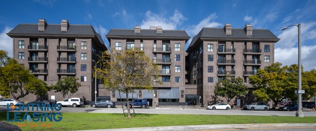 Building Photo - 8811 Burton Way