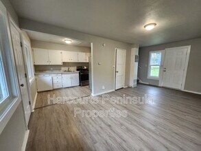 Building Photo - 2831 NE Center St