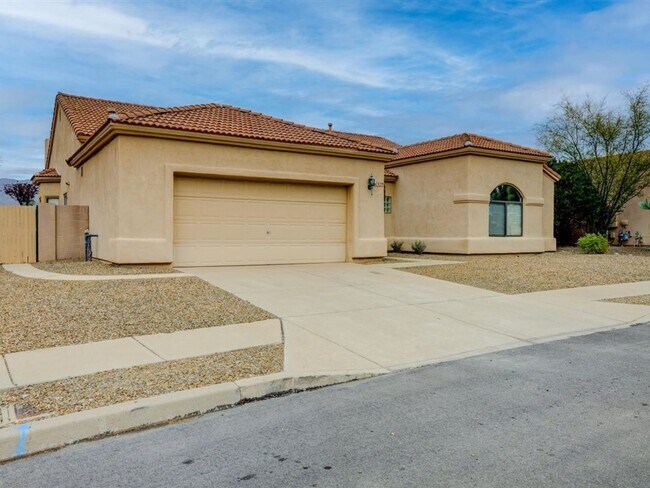 Foto del edificio - Spacious 4-Bedroom Home with Open Layout & Large Backyard