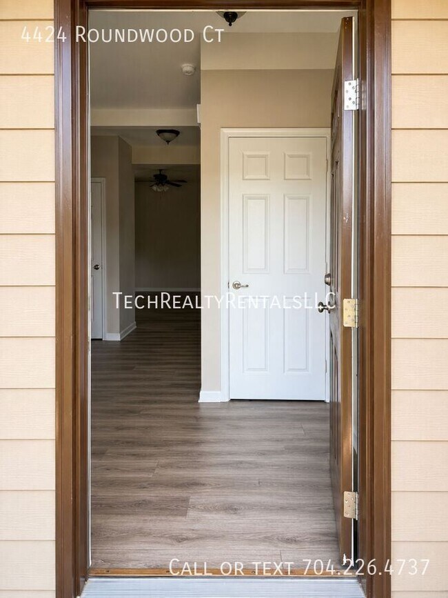 Foto del edificio - 4424 Roundwood Ct
