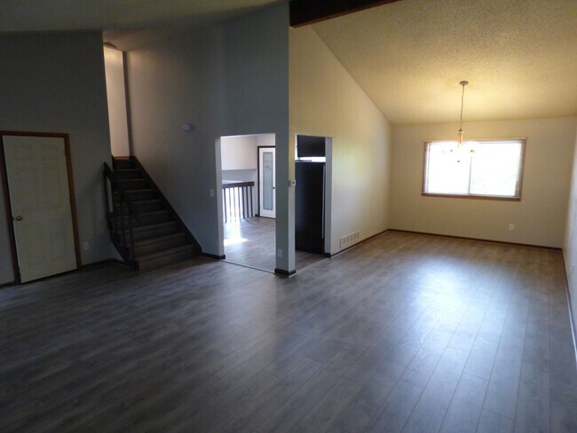 Foto del edificio - $0 DEPOSIT OPTION.  TRI-LEVEL HOME IN SE AURORA