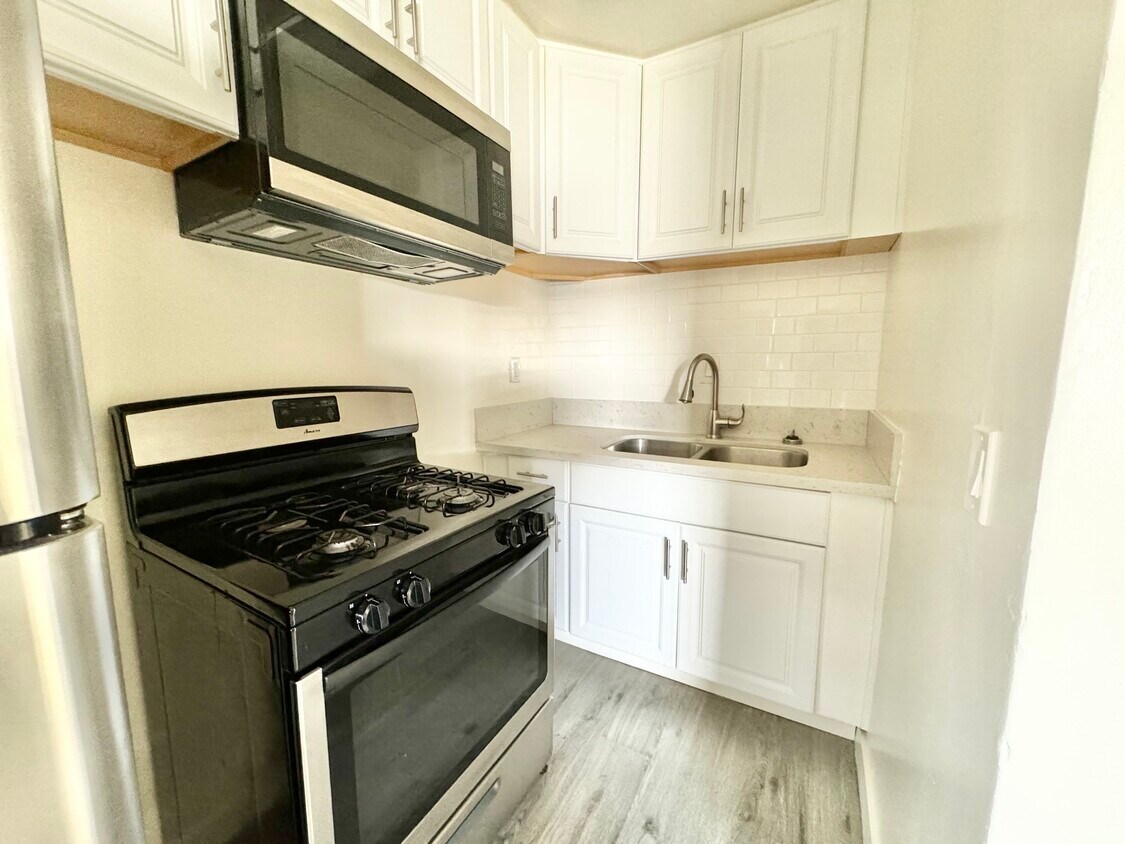 Primary Photo - 510 W 87th St Los Angeles, CA 90044