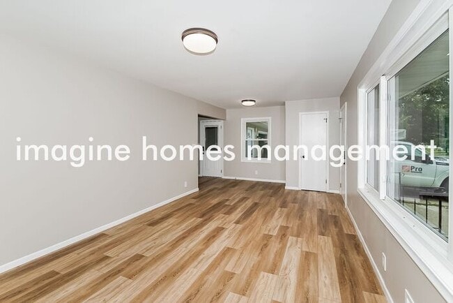 Building Photo - Pet-Friendly 4 Bedroom Home in Bloomington!