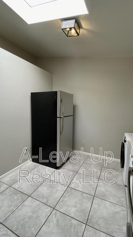Building Photo - 417 E Thoroughbred St