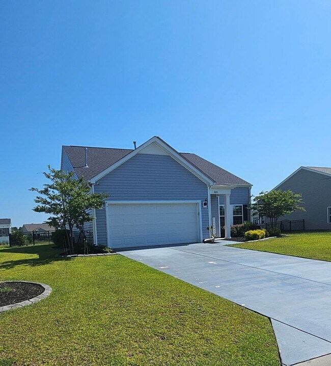 Building Photo - Live where charm meets convenience-Glenmoo...
