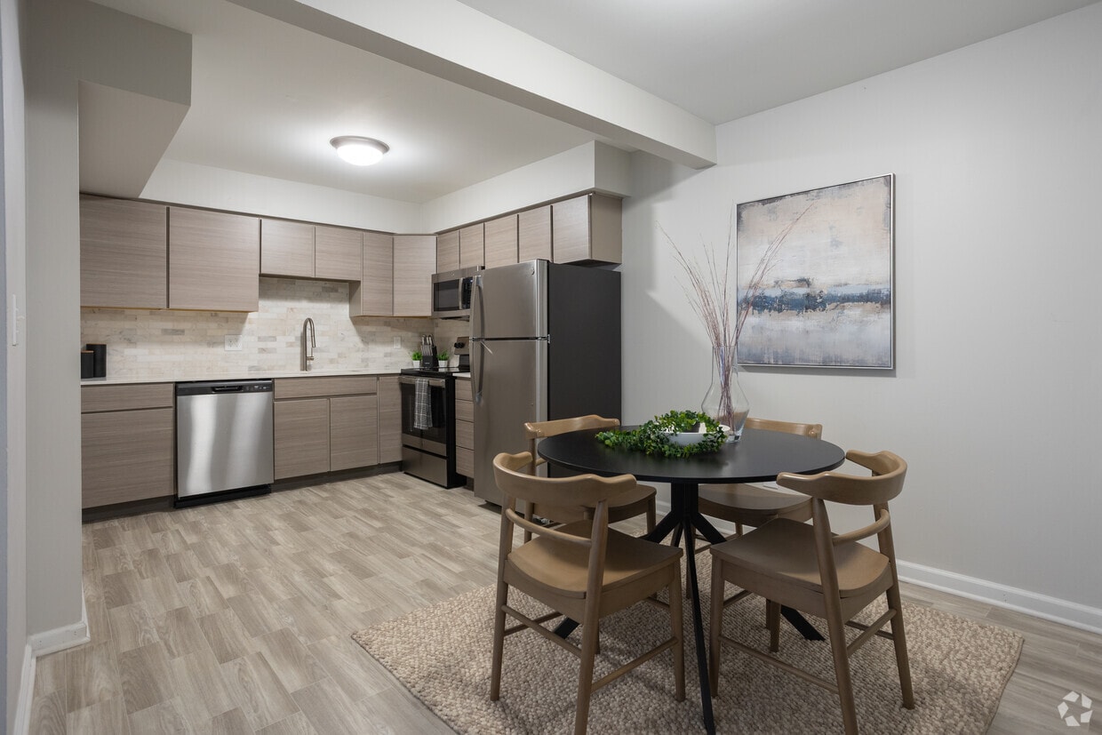 1BR, 1BA - 686SF - Dining Area - College Hill Apartments
