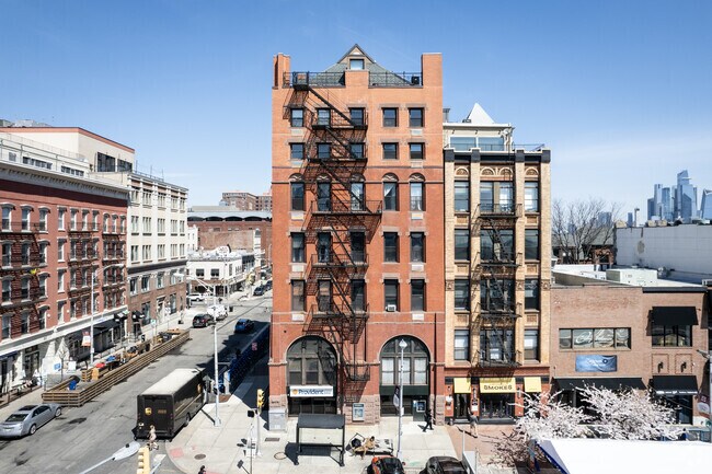 Building Photo - 77 River St
