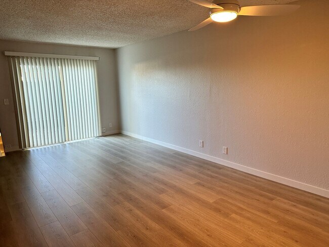Building Photo - Sharp and Refreshed 2 Bedroom 2.5 Bath Tow...