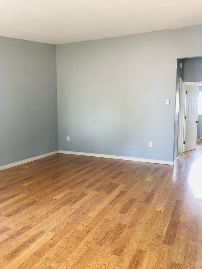 Building Photo - 2433 2nd Ave SW