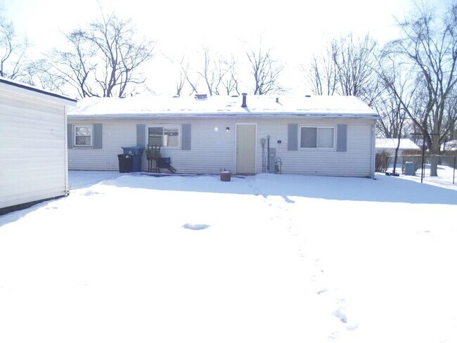 Building Photo - Charming 3-Bedroom Home with Spacious Yard and Detached Garage