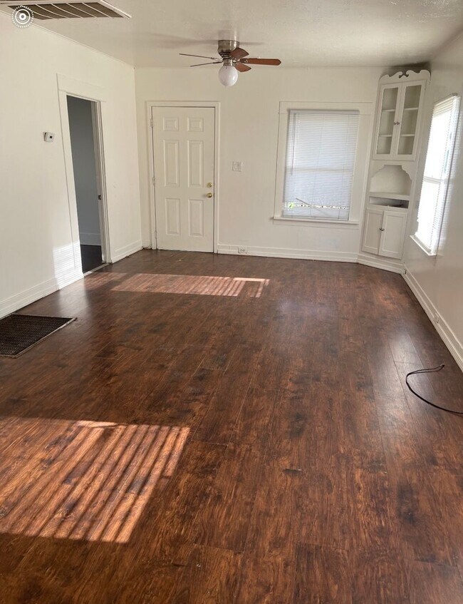 Building Photo - Nice and Cozy House For Rent in Bakersfield!