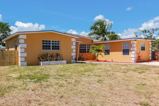 Building Photo - 955 Tripp Dr
