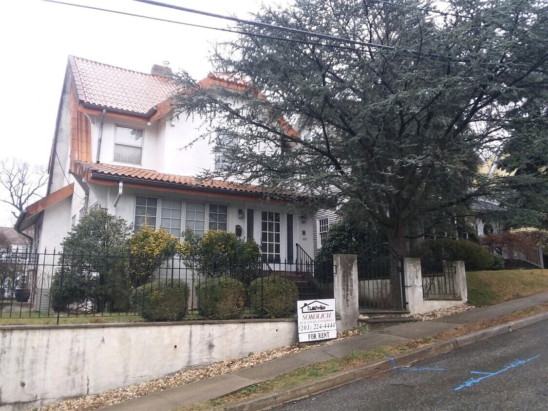 153 Howard Terrace, Leonia, NJ 07605 3 B... House for Rent in