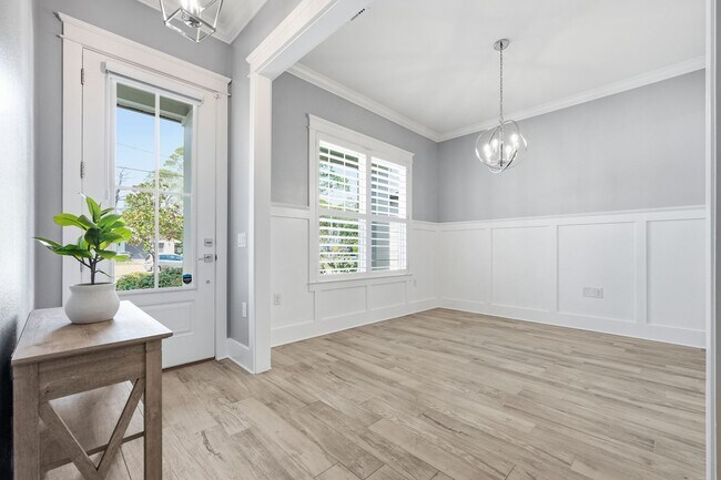 Building Photo - Stunning 4 Bedroom Home with Solar Energy & Private Pool!